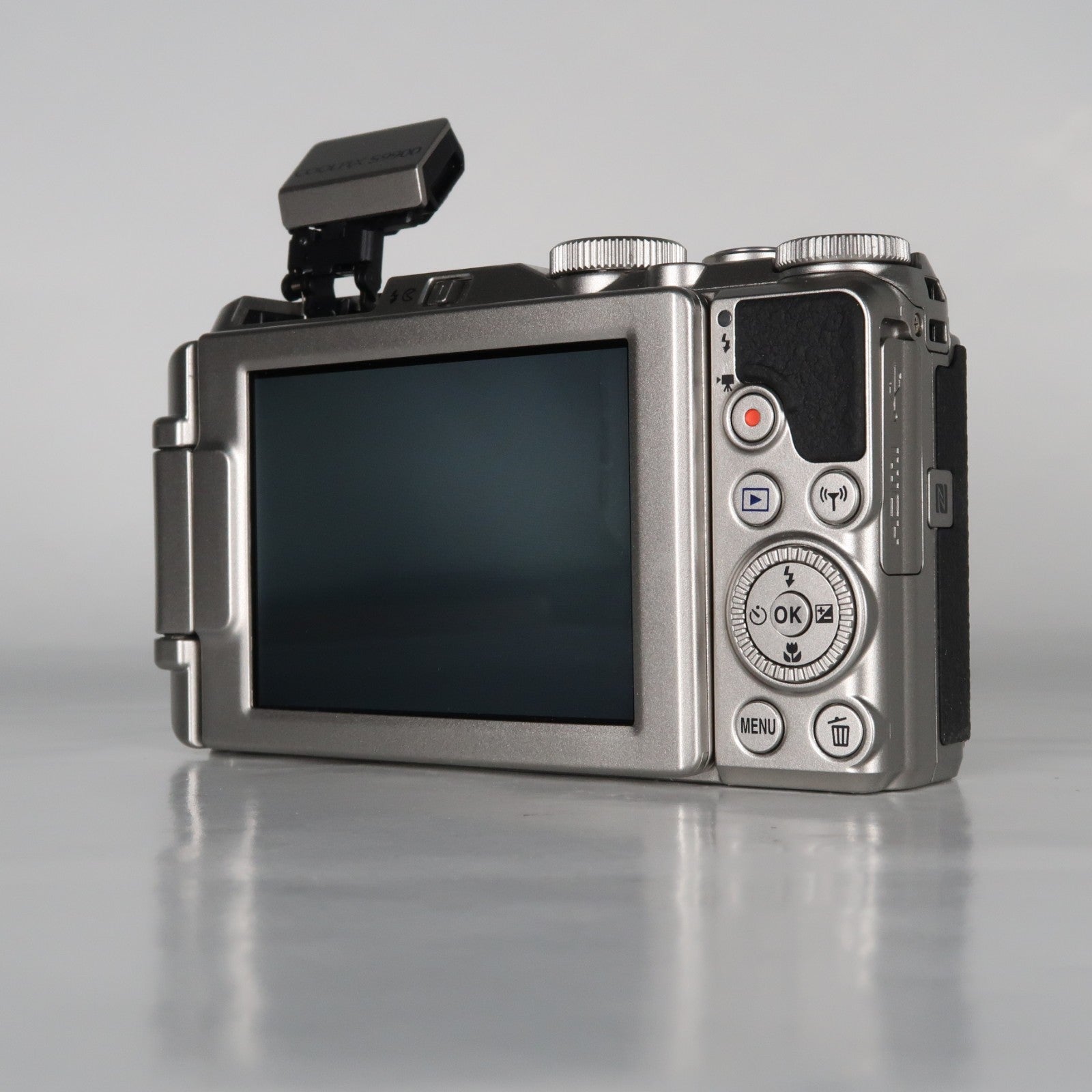 [Mint] Nikon Coolpix S9900 30x Digital Compact Camera Silver + Case + SD Card